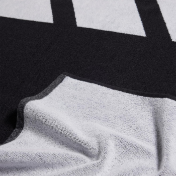 črna adidas performance brisača 2